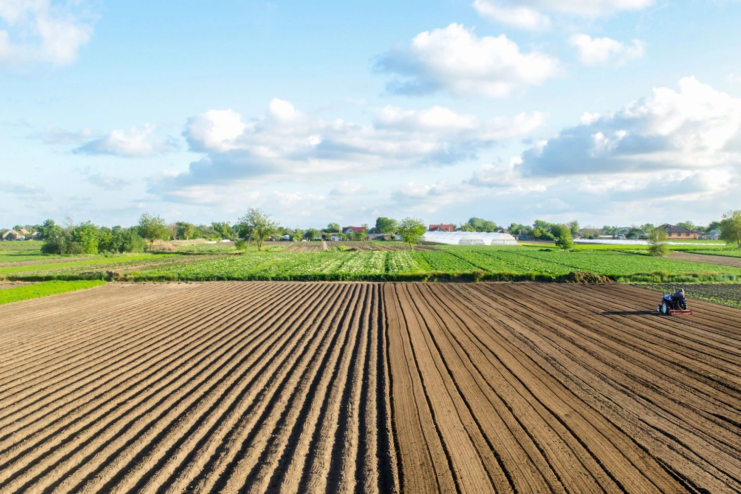 fresatura del terreno su campo da coltivare