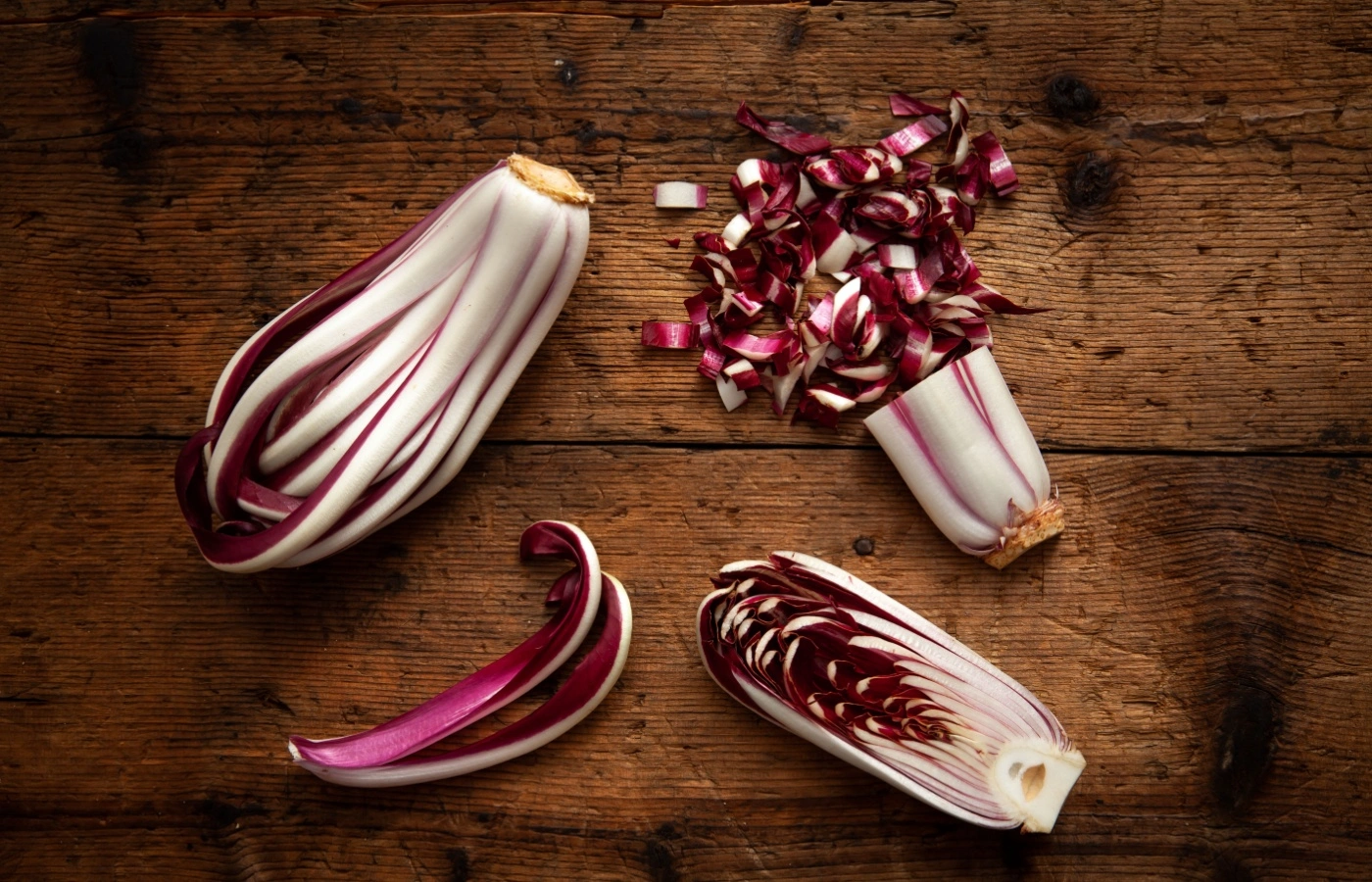 Cespi di radicchio di Treviso tagliati e affettati dopo la raccolta
