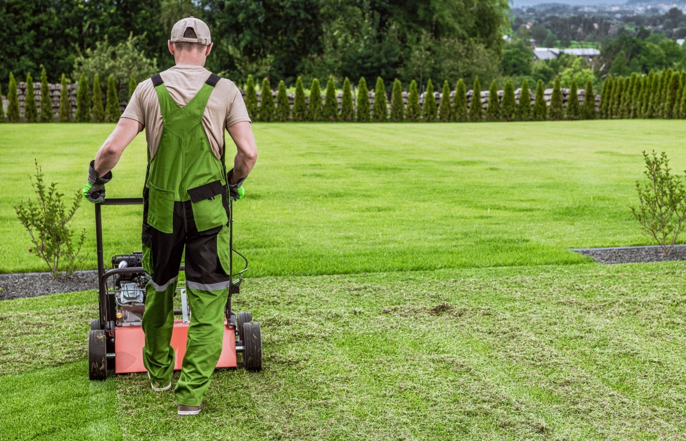 operaio procede con arieggiatura del prato